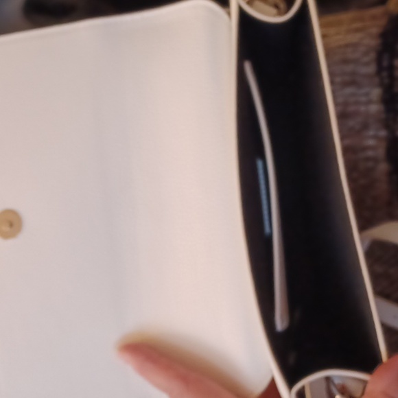 4/$60 White Le Chateau Purse - Small - Picture 4 of 10